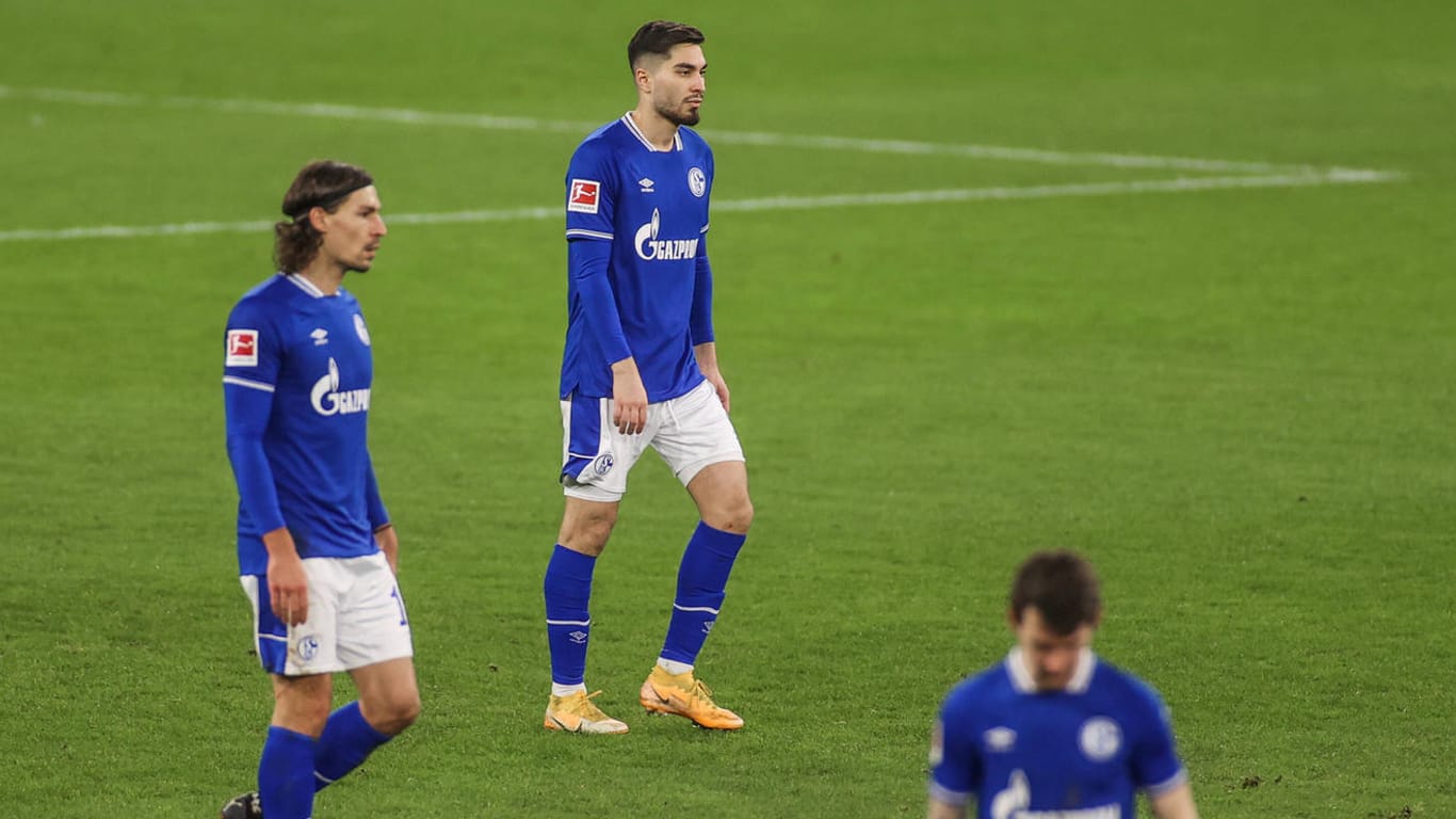 Benjamin Stambouli (l.) und Suat Serdar: Die niedergeschlagenen Schalker mussten eine Niederlage hinnehmen.