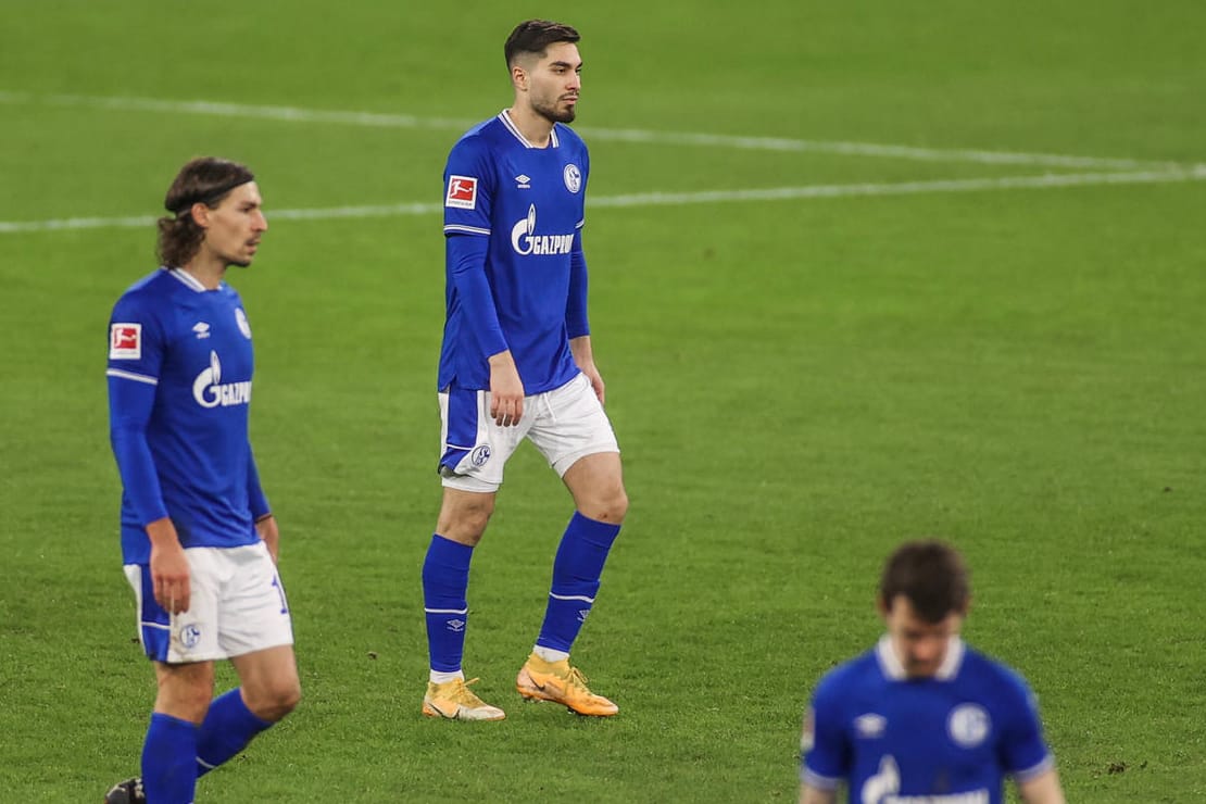 Benjamin Stambouli (l.) und Suat Serdar: Die niedergeschlagenen Schalker mussten eine Niederlage hinnehmen.