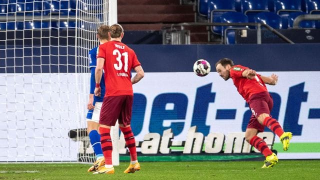 Der Kölner Rafael Czichos (r) trifft zur 1:0-Führung.