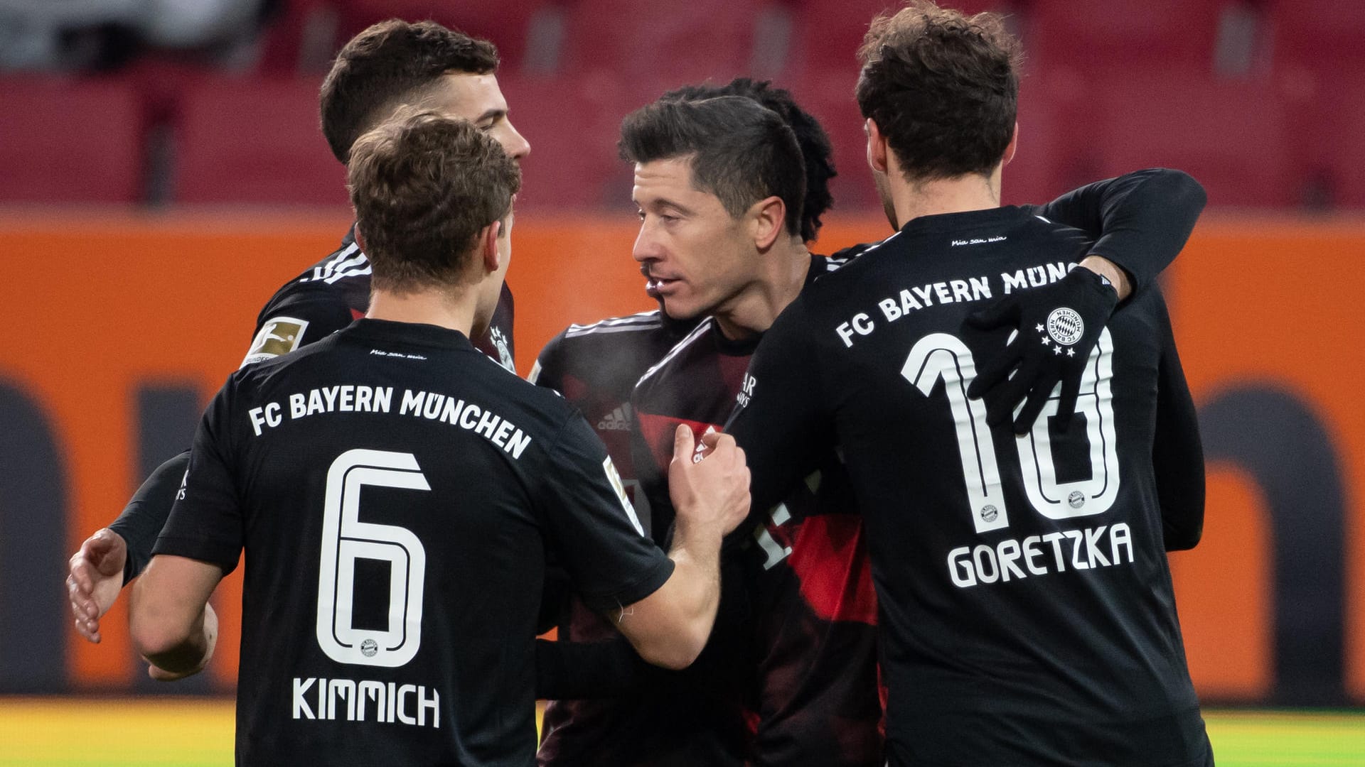 Die Bayern-Spieler gratulieren Robert Lewandowski (m.): Vom Punkt blieb der Pole eiskalt.
