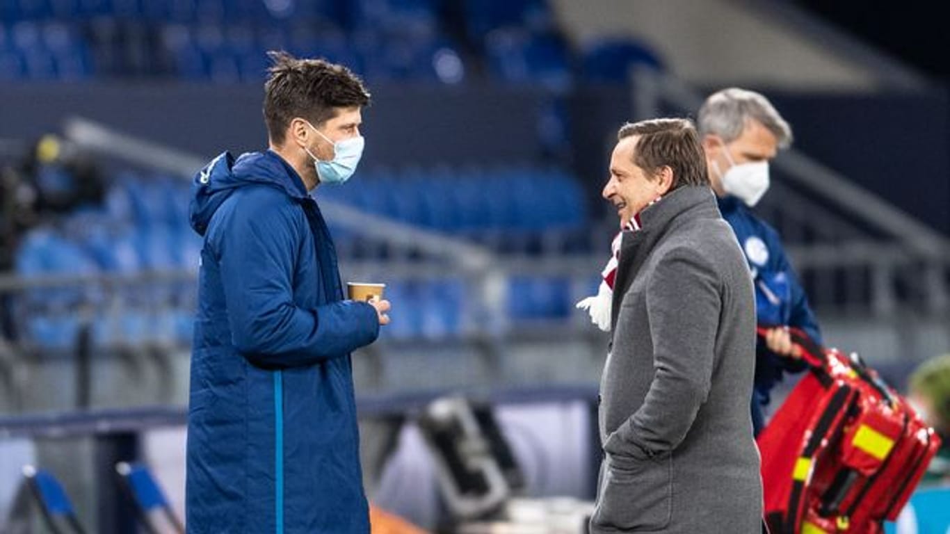 Schalke-Neuzugang Klaas-Jan Huntelaar (l) unterhält sich vor der Partie mit Kölns Sportdirektor Horst Heldt.