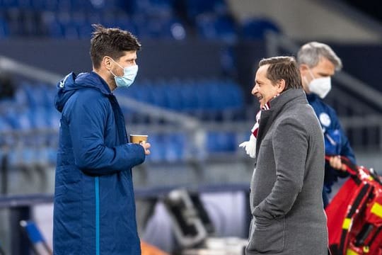 Schalke-Neuzugang Klaas-Jan Huntelaar (l) unterhält sich vor der Partie mit Kölns Sportdirektor Horst Heldt.