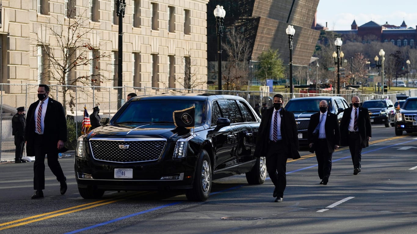 Präsident Joe Biden fährt am Tag seiner Amtseinführung durch die Straßen in Washington.