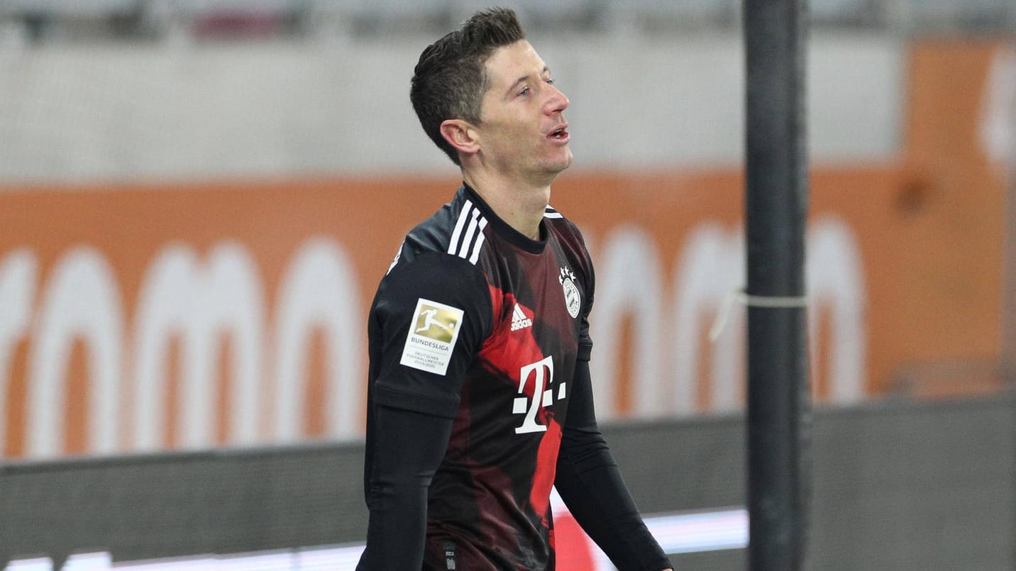 Robert Lewandowski atmet auf: Das Spiel in Augsburg war kein gutes vom FC Bayern. Robert Lewandowski atmet auf: Das Spiel in Augsburg war kein gutes vom FC Bayern.