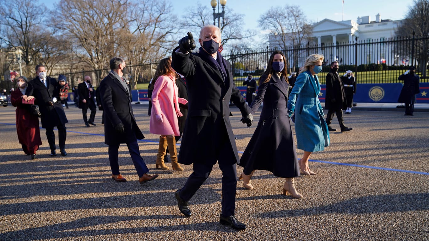 Präsident Joe Biden und die First Lady Jill Biden gehen zu Fuß zum Weißen Haus: Zuvor war Joe Biden in Washington vereidigt worden.