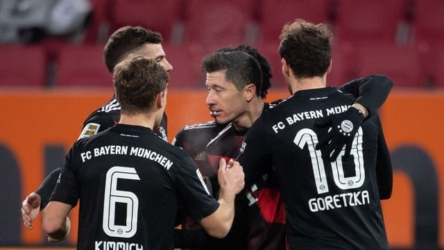 Der FC Bayern München setzte sich auch dank Torjäger Robert Lewandowski (M. Der FC Bayern München setzte sich auch dank Torjäger Robert Lewandowski (M.