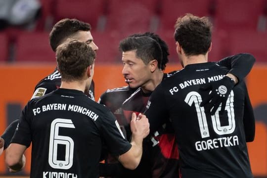 Der FC Bayern München setzte sich auch dank Torjäger Robert Lewandowski (M.