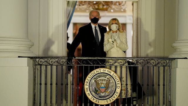 US-Präsident Joe Biden und First Lady Jill Biden nach der Amtseinführung auf dem Balkon des Weißen Hauses. US-Präsident Joe Biden und First Lady Jill Biden nach der Amtseinführung auf dem Balkon des Weißen Hauses.