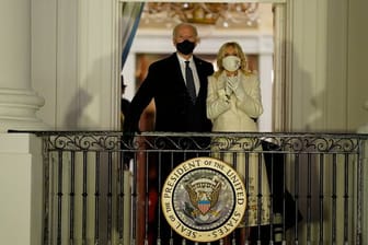 US-Präsident Joe Biden und First Lady Jill Biden nach der Amtseinführung auf dem Balkon des Weißen Hauses.