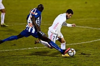 Ali Diakite (l) von CD Alcoyano stoppt Madrids Eden Hazard mit einer beherzten Grätsche.