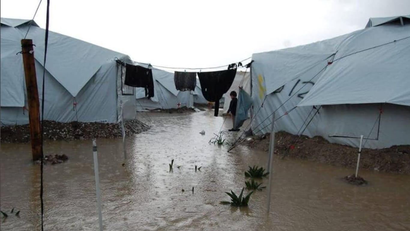 Überflutetes Flüchtlingslager Kara Tepe auf Lesbos. Die griechischen Sicherheitsbehörden verbietet Fotos wie dieses.