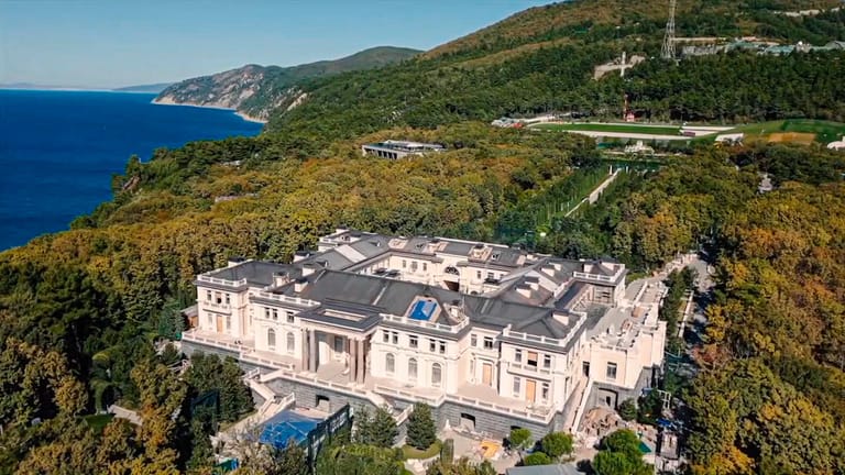 Dieses Anwesen an der Schwarzmeerküste soll Putins Palast sein.