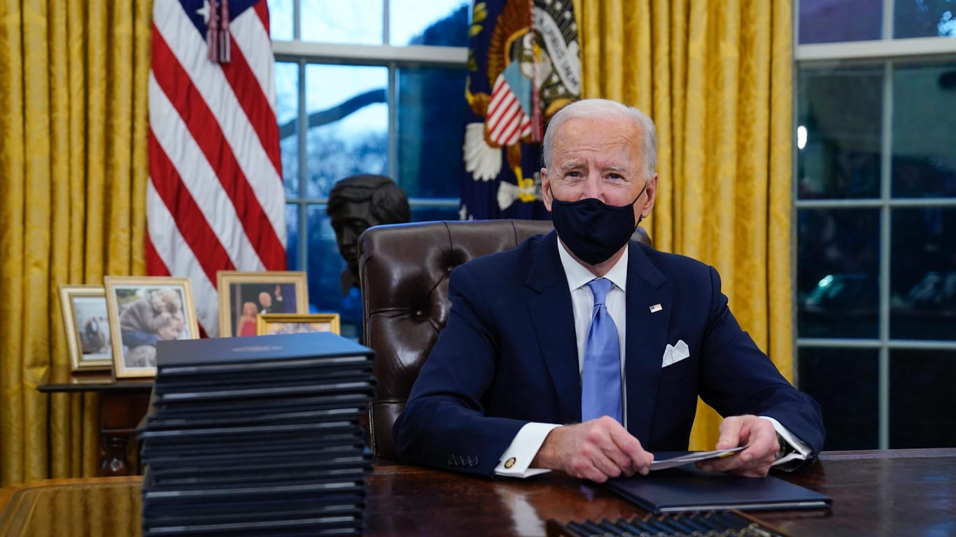 Joe Biden im Oval Office: 17 Dekrete in den ersten Stunden unterschrieben.