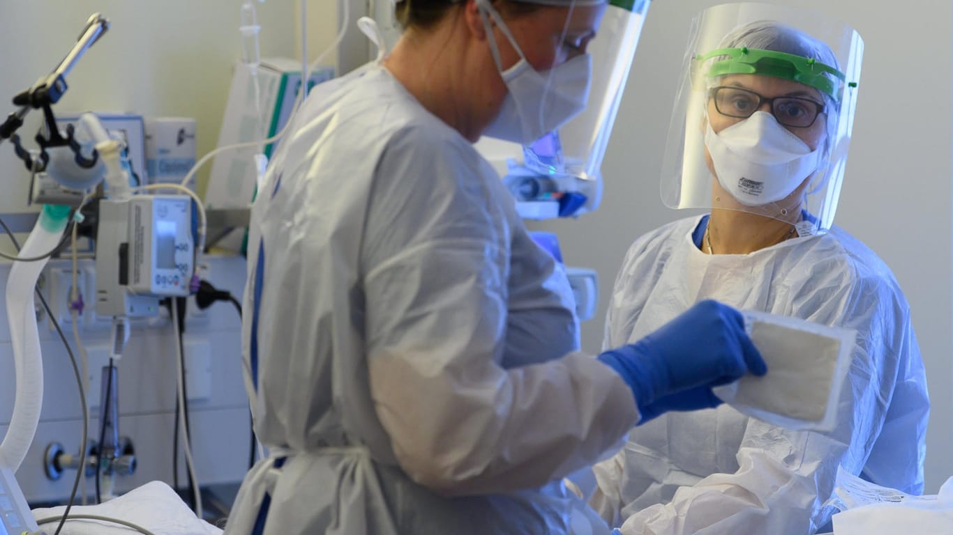Intensivpflegerinnen sind in Schutzkleidungen (Symbolbild): Ein Mann aus Stuttgart ist einer Corona-Reininfektion unterlegen.