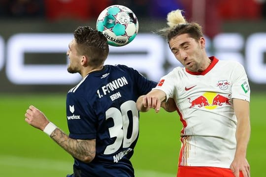 Leipzigs Kevin Kampl (r) und Unions Robert Andrich liefern sich einen Kampf um jeden Zentimeter.