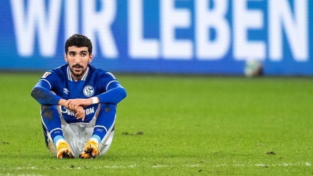 Enttäuscht sitzt Schalkes Nassim Boujellab nach der Partie auf dem Platz.