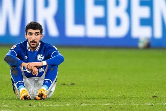 Enttäuscht sitzt Schalkes Nassim Boujellab nach der Partie auf dem Platz.