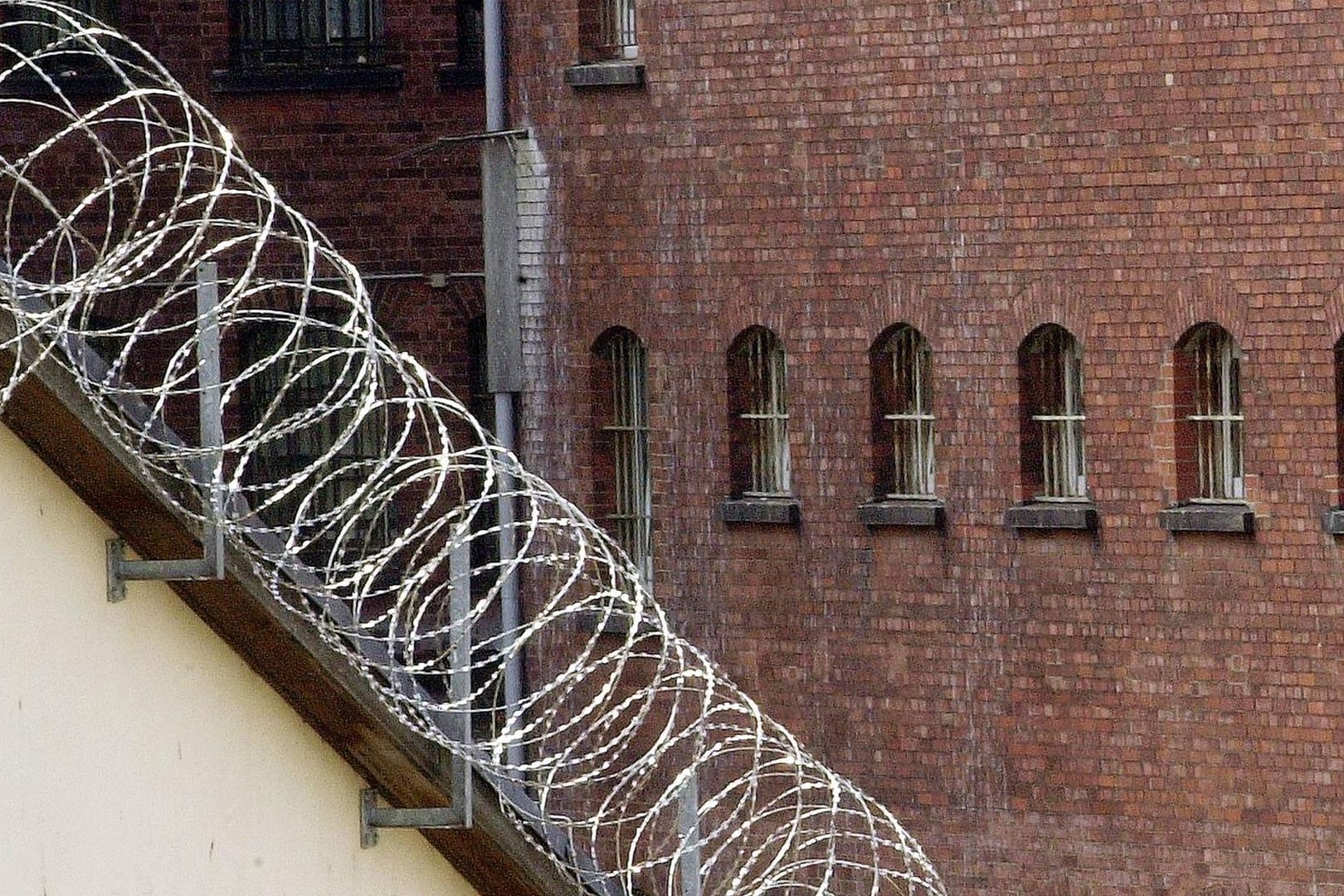 Stacheldraht vor der Fassade der Justizvollzugsanstalt in Hamburg Fuhlsbüttel (Symbolbild): Hierhin war ein Sicherungsverwahrter nach seinem Ausgang nicht zurückgekehrt.