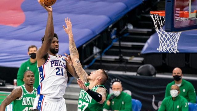 Konnte die Niederlage der Celtics nicht verhindern: Bostons Daniel Theis (r) gegen Joel Embiid von den Philadelphia 76ers. Konnte die Niederlage der Celtics nicht verhindern: Bostons Daniel Theis (r) gegen Joel Embiid von den Philadelphia 76ers.