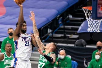 Konnte die Niederlage der Celtics nicht verhindern: Bostons Daniel Theis (r) gegen Joel Embiid von den Philadelphia 76ers.