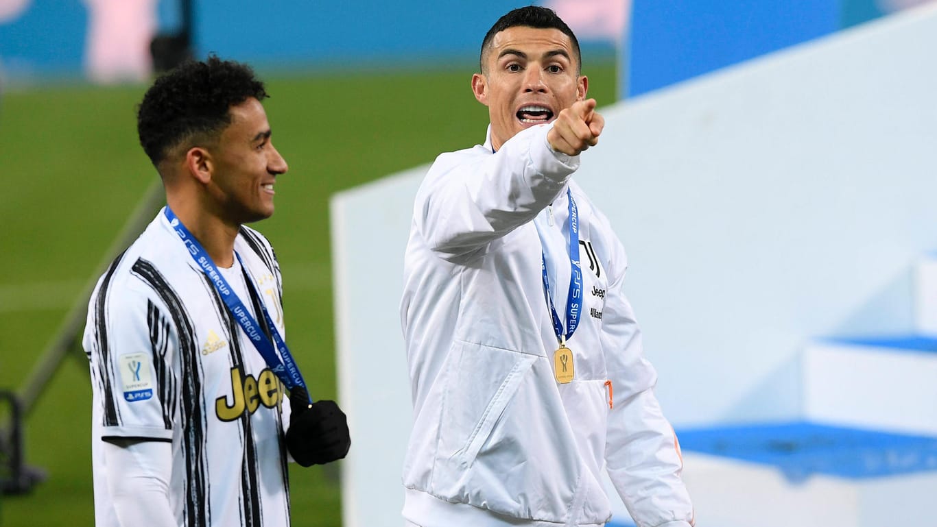 Nach dem Gewinn des italienischen Supercups mit Juve: Cristiano Ronaldo (r.) freut sich über seinen 33. Karrieretitel.
