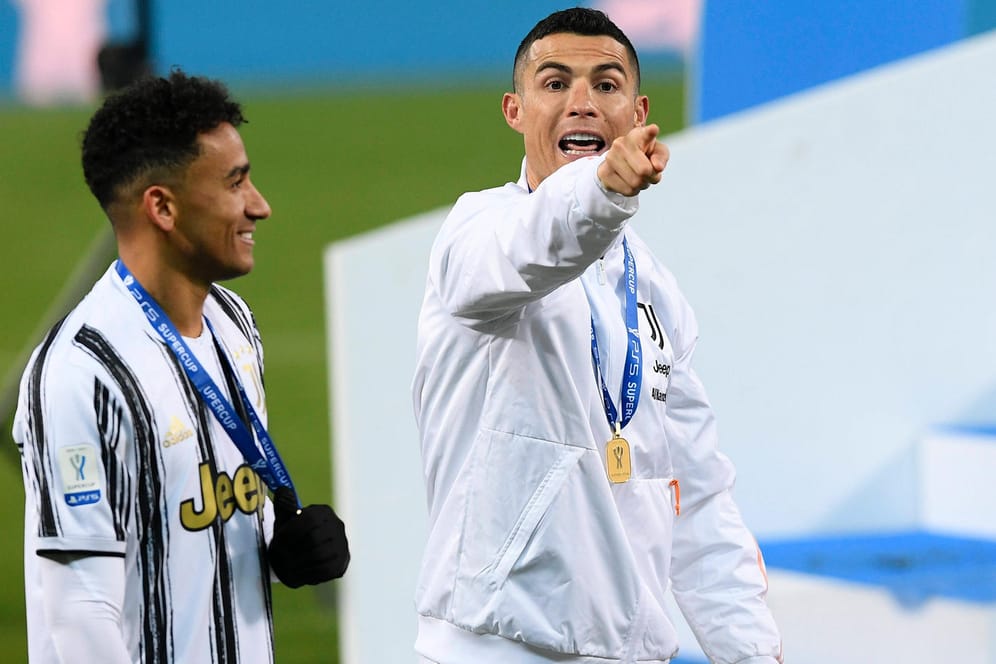 Nach dem Gewinn des italienischen Supercups mit Juve: Cristiano Ronaldo (r.) freut sich über seinen 33. Karrieretitel.