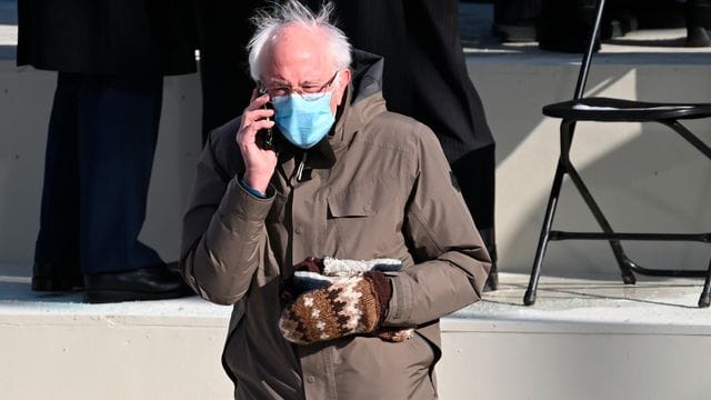 Der US-Senator Bernie Sanders trägt Handschuhe währemd der Amtseinführung des neuen Präsidenten vor dem Kapitol.