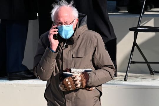 Der US-Senator Bernie Sanders trägt Handschuhe währemd der Amtseinführung des neuen Präsidenten vor dem Kapitol.