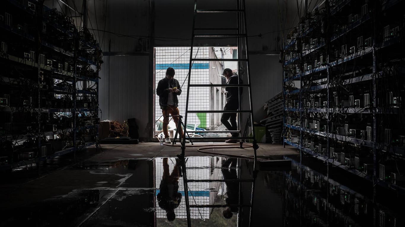 Eine Serverfarm in China: Bitcoin-Miner arbeiten hier rund um die Uhr, um die die digitale Währung abzubauen. Eine Serverfarm in China: Bitcoin-Miner arbeiten hier rund um die Uhr, um die die digitale Währung abzubauen.
