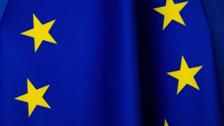 Die Flagge der EU (Symbolbild): Valve und andere Videospielfirmen sollen eine Millionenstrafe zahlen.