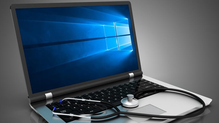 Windows wird untersucht: Das Betriebssystem bietet ein paar praktische Tools, mit denen sich Fehler aufspüren und beseitigen lassen.