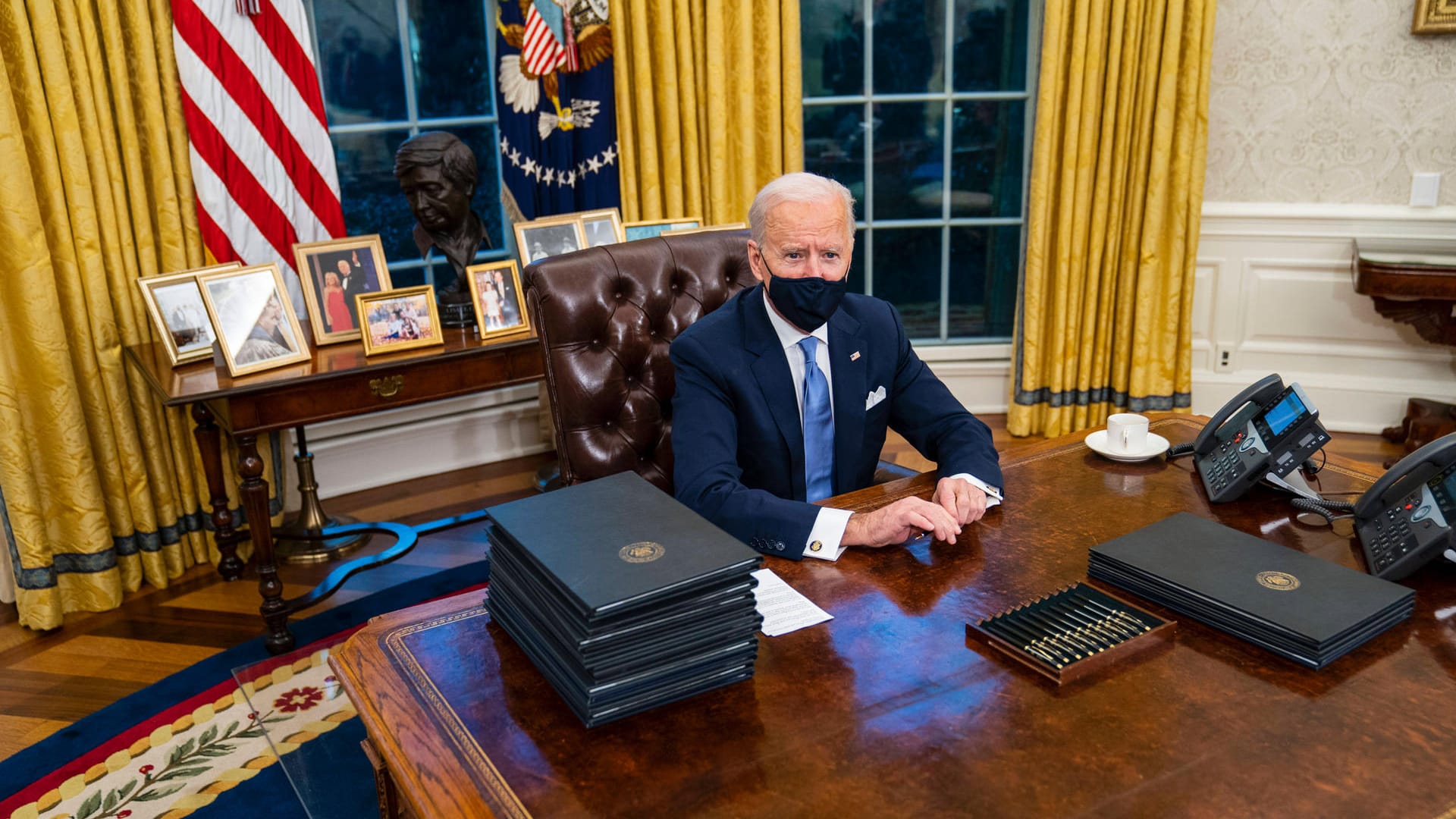 Joe Biden: Der Präsident hat das Oval Office bezogen.