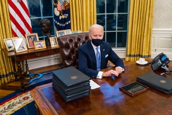 Joe Biden: Der Präsident hat das Oval Office bezogen.