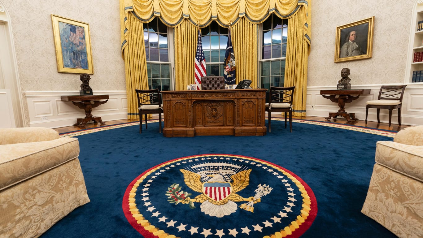 Das Oval Office im Weißen Haus: Es ist für den ersten Tag der Amtszeit von US-Präsident Biden neu dekoriert.