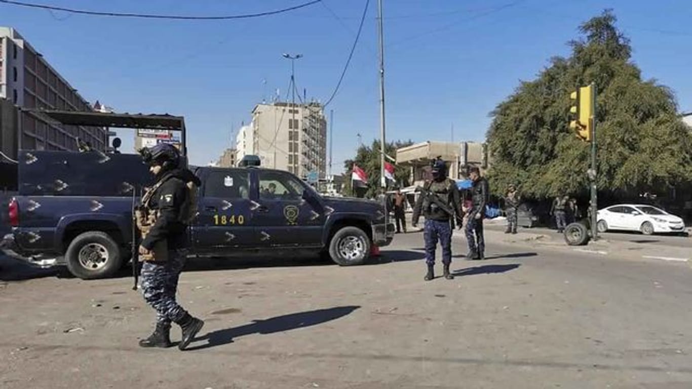 Sicherheitskräfte patroullieren an einem Ort eines tödlichen Anschlags im belebten Geschäftsviertel in der irakischen Hauptstadt.