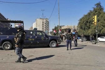 Sicherheitskräfte patroullieren an einem Ort eines tödlichen Anschlags im belebten Geschäftsviertel in der irakischen Hauptstadt.