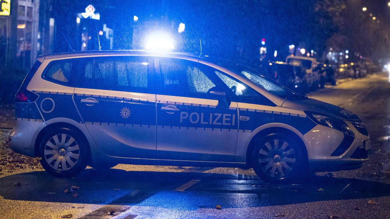 Ein Streifenwagen der Berliner Polizei blockiert eine Straße: In Gesundbrunnen sind zwei Männer angeschossen worden.