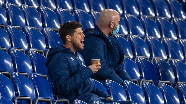 Konnte sein Team vorerst nur von der Tribüne unterstützen: Schalke-Rückkehrer Klaas-Jan Huntelaar. Konnte sein Team vorerst nur von der Tribüne unterstützen: Schalke-Rückkehrer Klaas-Jan Huntelaar.