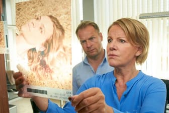 Was genau ist passiert? Jürgen Simmel (Hinnerk Schönemann) und Marie Brand (Mariele Millowitsch) begutachten ein Foto der Toten Annika Herforth.