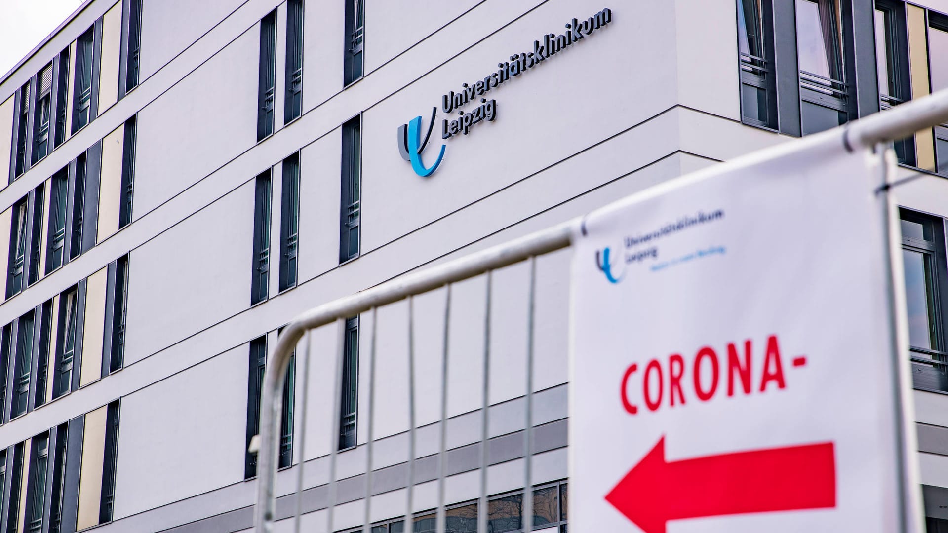 Vor der Universitätsklinik Leipzig zeigt ein Schild den Weg zur Corona-Ambulanz: Im Labor ist erstmals die Virusmutation aus Südafrika nachgewiesen worden.