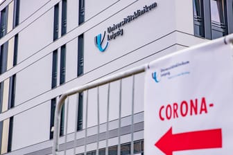 Vor der Universitätsklinik Leipzig zeigt ein Schild den Weg zur Corona-Ambulanz: Im Labor ist erstmals die Virusmutation aus Südafrika nachgewiesen worden.
