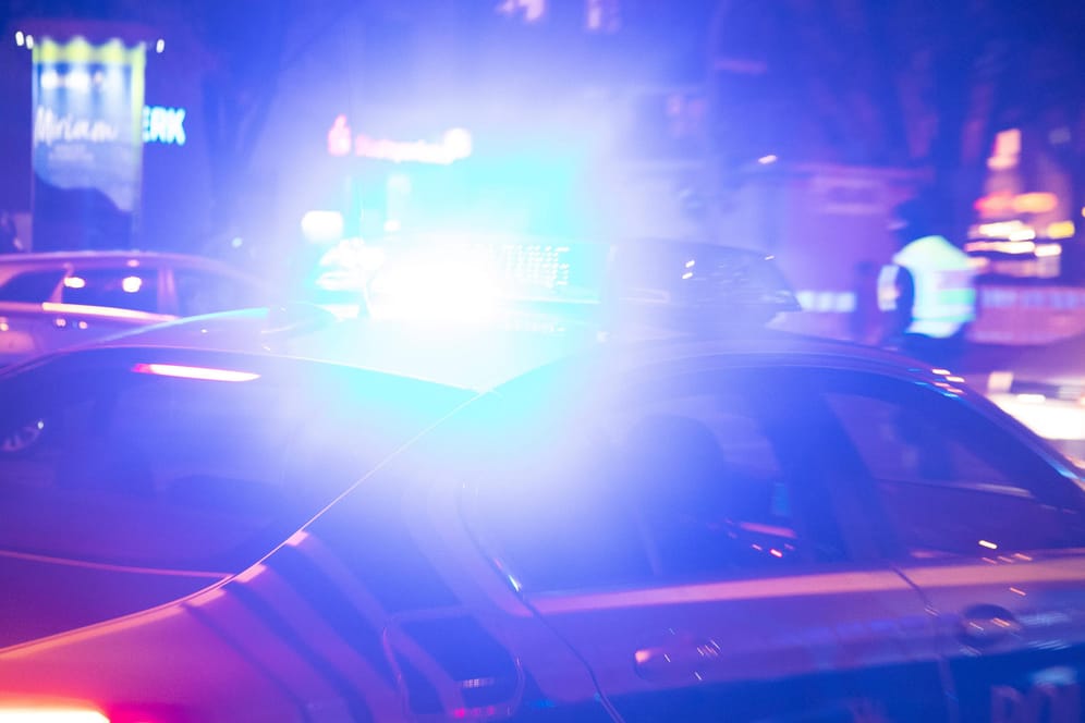 Einsatzfahrzeug der Polizei mit Blaulicht (Symbolbild): Bei München hat eine junge Frau einen Unfall absichtlich verursacht.