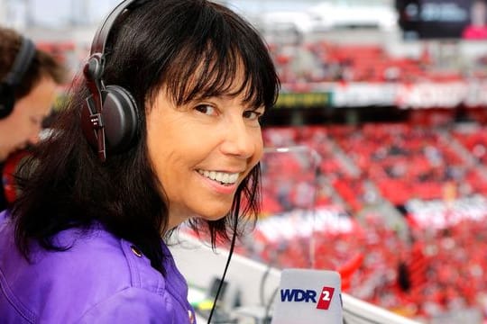 Für Fußball-Fans eine bekannte Stimme aus der ARD-Bundesliga-Konferenz: Sabine Töpperwien.