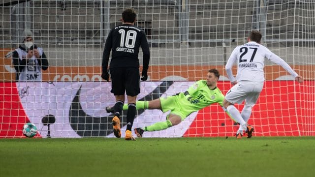 Der Pfosten rettete Keeper Manuel Neuer (M) und dem FC Bayern drei Punkte in Augsburg. Der Pfosten rettete Keeper Manuel Neuer (M) und dem FC Bayern drei Punkte in Augsburg.
