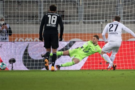 Der Pfosten rettete Keeper Manuel Neuer (M) und dem FC Bayern drei Punkte in Augsburg.