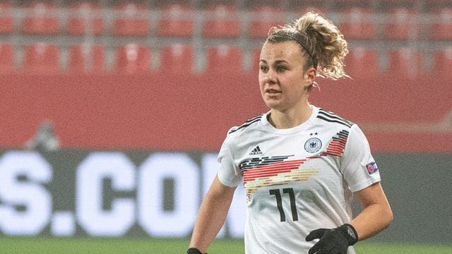 Lena Lattwein spielt den Ball. Die 20-Jährige hat einen Dreijahresvertrag bei den Wölfen unterschrieben.