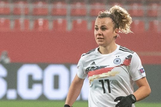 Lena Lattwein spielt den Ball. Die 20-Jährige hat einen Dreijahresvertrag bei den Wölfen unterschrieben.