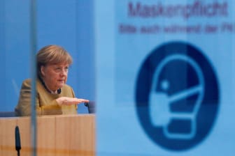 Pressekonferenz Angela Merkel: Die Bundeskanzlerin will Europas Staats- und Regierungschefs vom gemeinsamen strengen Handeln überzeugen. Hunderte Wissenschaftler untermauern die Forderung mit einem Appell. Bundeskanzlerin Angela Merkel