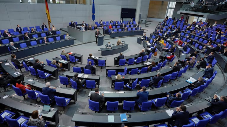Der deutsche Bundestag: Zurzeit sind die rund 700 Abgeordneten nur Zaungäste, in der Pandemie regieren Merkel, Spahn und Co. per Verordnung.