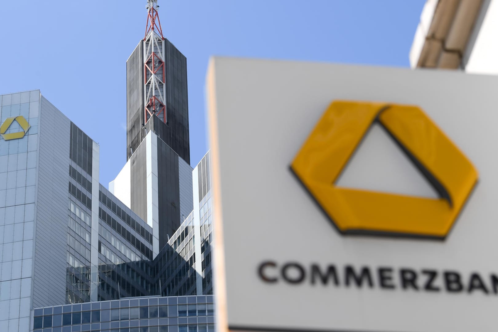 Commerzbank in Frankfurt: Auch 2021 wird es wohl harte Einschnitte beim Geldinstitut geben. Commerzbank in Frankfurt: Auch 2021 wird es wohl harte Einschnitte beim Geldinstitut geben.